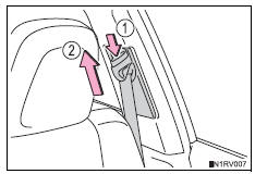 Toyota RAV4. Adjusting the seat belt shoulder anchor height (front seats)