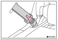 Toyota RAV4. Removing a child restraint installed with a seat belt