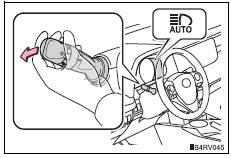 Toyota RAV4. Activating the automatic high beam system