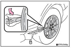 Toyota RAV4. Replacing a flat tire