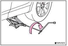 Toyota RAV4. Replacing a flat tire