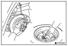 Toyota RAV4. Installing the spare tire