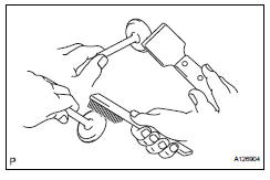 Toyota RAV4. Inspect exhaust valve