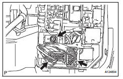 Toyota RAV4. Connect engine wire