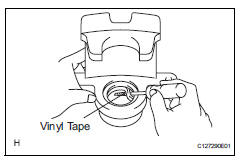 Toyota RAV4. Remove piston seal