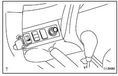 Toyota RAV4. Remove downhill assist control switch