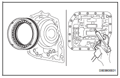 Toyota RAV4. Remove 1st and reverse brake piston