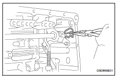 Toyota RAV4. Remove manual valve lever shaft retainer spring