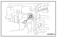 Toyota RAV4. Remove manual valve lever shaft oil seal