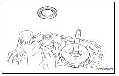 Toyota RAV4. Remove thrust needle roller bearing