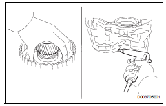 Toyota RAV4. Remove underdrive clutch piston set