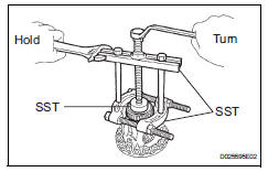 Toyota RAV4. Remove front differential case front tapered roller bearing