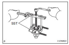 Toyota RAV4. Remove front differential case rear tapered roller bearing