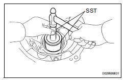 Toyota RAV4. Remove transaxle housing oil seal