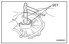 Toyota RAV4. Remove differential side bearing retainer oil seal