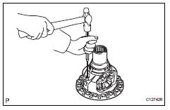 Toyota RAV4. Install transaxle case straight pin