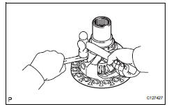 Toyota RAV4. Install transaxle case straight pin