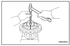 Toyota RAV4. Remove front differential pinion shaft straight pin