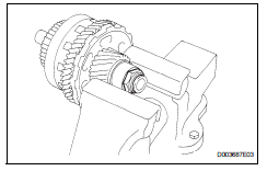 Toyota RAV4. Remove underdrive input shaft nut