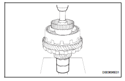 Toyota RAV4. Install cylindrical roller bearing inner race