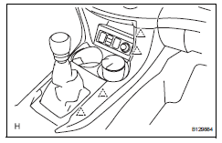 Toyota RAV4. Install no. 2 Console upper panel garnish