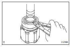 Toyota RAV4. Remove front drive shaft bearing (for rh)