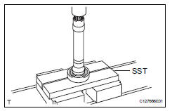 Toyota RAV4. Remove front drive shaft bearing (for rh)