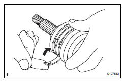 Toyota RAV4. Install front axle outboard joint boot lh no.2 Clamp