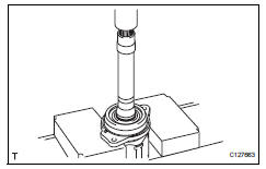 Toyota RAV4. Remove drive shaft bearing case