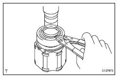 Toyota RAV4. Install front drive shaft bearing (for rh)