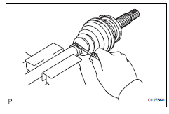 Toyota RAV4. Remove front axle outboard joint boot