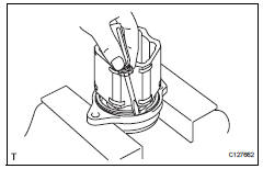 Toyota RAV4. Remove drive shaft bearing case (for rh)