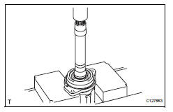 Toyota RAV4. Remove drive shaft bearing case (for rh)