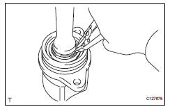 Toyota RAV4. Install drive shaft bearing case subassembly