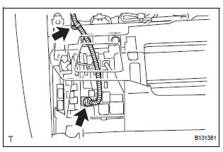 Toyota RAV4. Install child restraint seat tether anchor cover (see page sb-77)