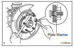 Toyota RAV4. Install rear axle hub bolt