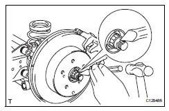 Toyota RAV4. Install rear axle shaft nut (for 4wd)