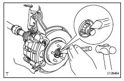 Toyota RAV4. Install front axle hub nut