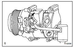 Toyota RAV4. Disconnect no. 1 Cooler refrigerant discharge hose