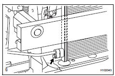 Toyota RAV4. Disconnect cooler refrigerant liquid pipe