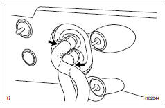 Toyota RAV4. Connect heater water outlet hose