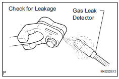 Toyota RAV4. Check for leakage of refrigerant