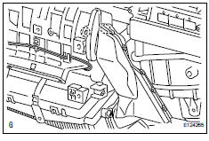 Toyota RAV4. Remove air duct