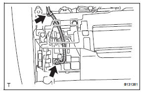 Toyota RAV4. Install child restraint seat tether anchor cover (see page sb-77)