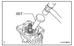 Toyota RAV4. Remove drive pinion nut