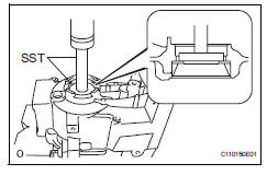 Toyota RAV4. Remove differential case bearing