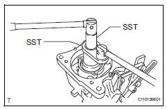 Toyota RAV4. Remove drive pinion nut