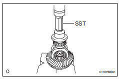 Toyota RAV4. Install differential case bearing