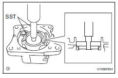 Toyota RAV4. Install rear drive pinion front tapered roller bearing