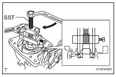 Toyota RAV4. Remove rear drive pinion front tapered roller bearing